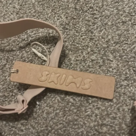 Skims Fits Everybody T-Shirt Bra - Picture 8 of 8